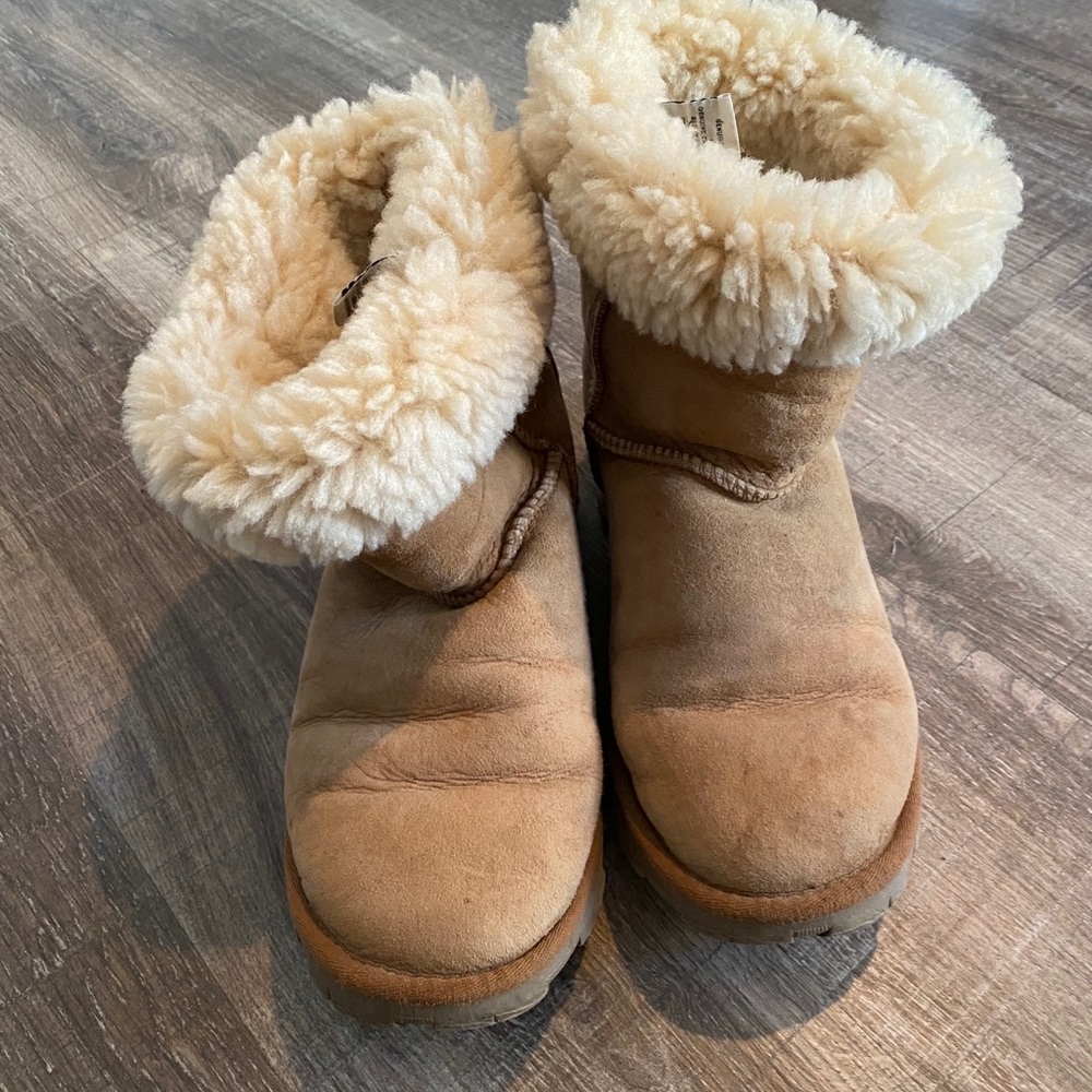 UGG classic short size 8